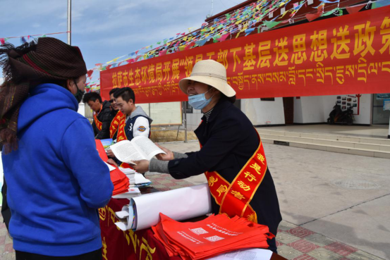 拉萨市生态环境局在林周县卡孜村开展领导干部下基层送思想送政策宣传